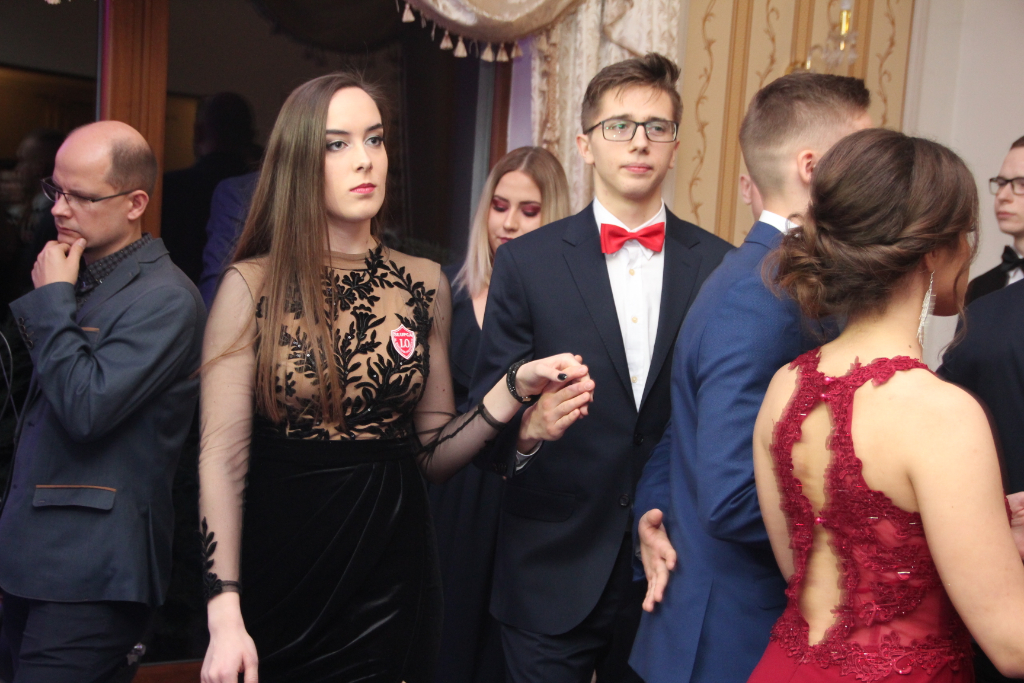 LO: Maturzyści bawią się na studniówce ZDJĘCIA