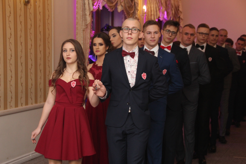 LO: Maturzyści bawią się na studniówce ZDJĘCIA