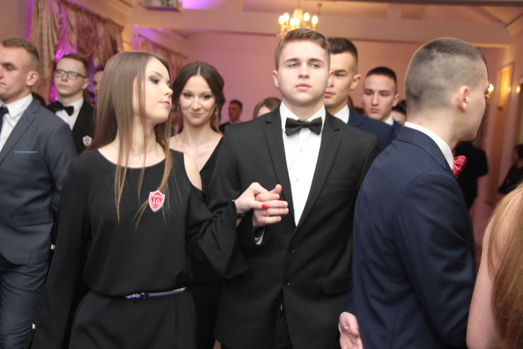 LO: Maturzyści bawią się na studniówce ZDJĘCIA