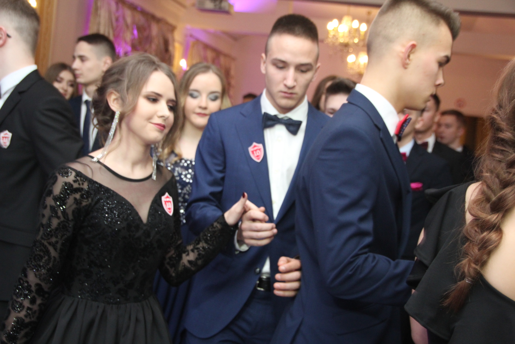 LO: Maturzyści bawią się na studniówce ZDJĘCIA