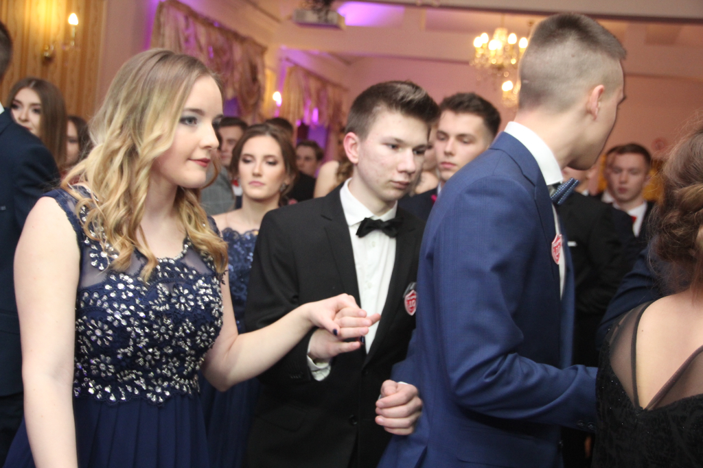 LO: Maturzyści bawią się na studniówce ZDJĘCIA