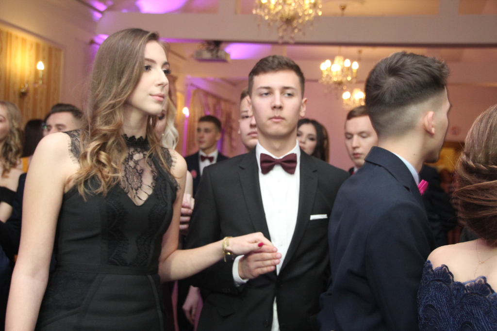 LO: Maturzyści bawią się na studniówce ZDJĘCIA