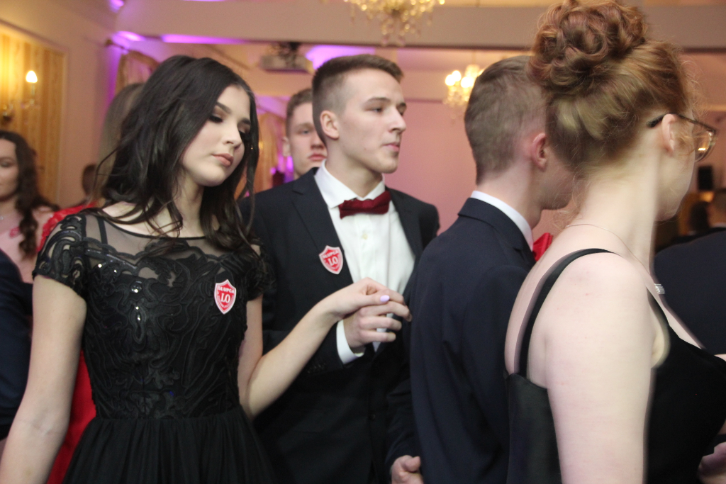 LO: Maturzyści bawią się na studniówce ZDJĘCIA