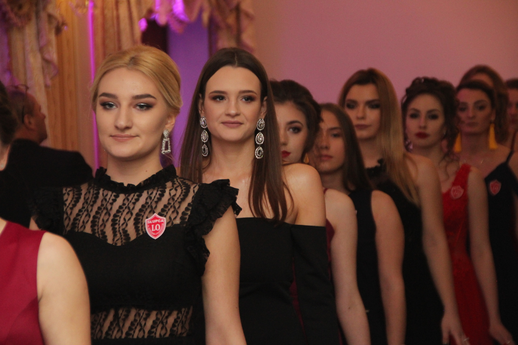 LO: Maturzyści bawią się na studniówce ZDJĘCIA