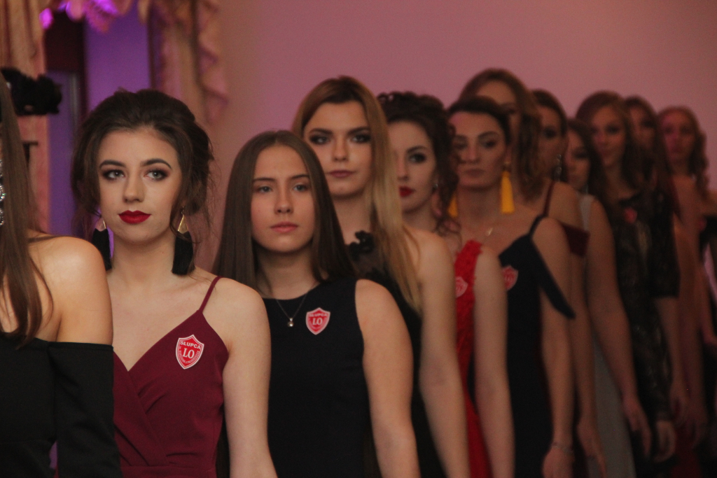 LO: Maturzyści bawią się na studniówce ZDJĘCIA