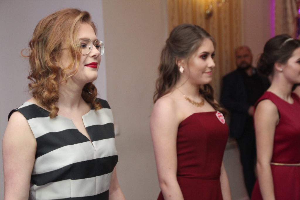 LO: Maturzyści bawią się na studniówce ZDJĘCIA