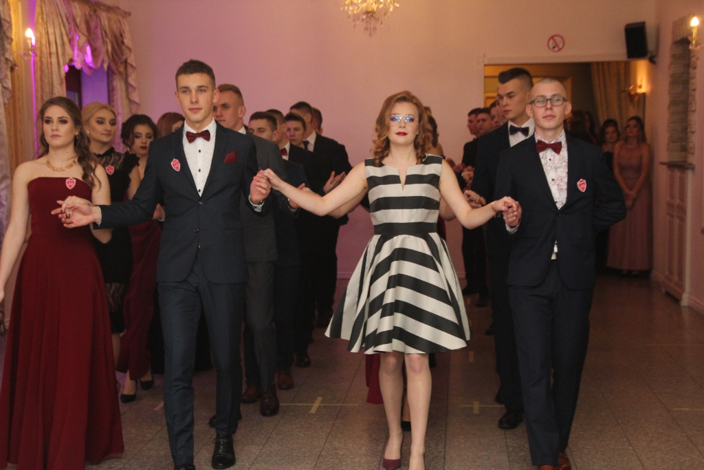 LO: Maturzyści bawią się na studniówce ZDJĘCIA