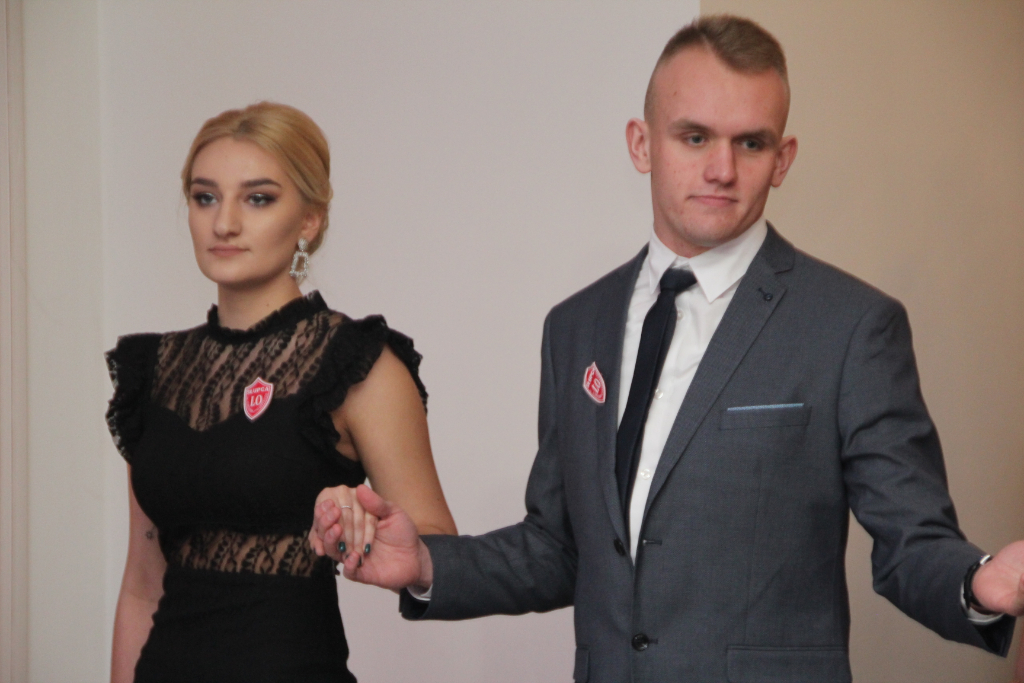 LO: Maturzyści bawią się na studniówce ZDJĘCIA