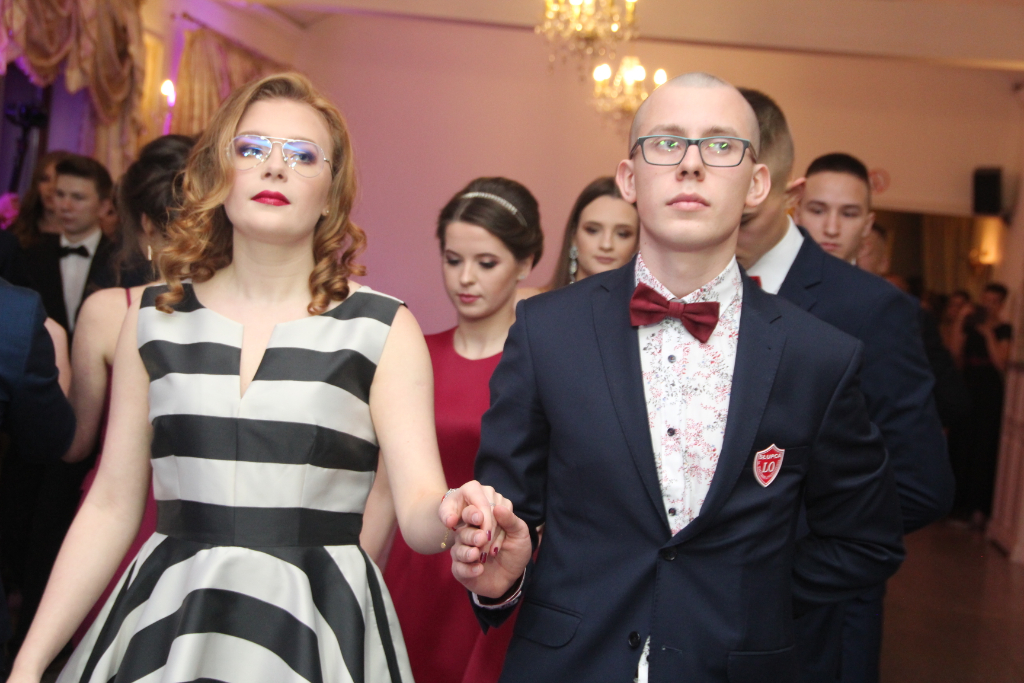 LO: Maturzyści bawią się na studniówce ZDJĘCIA