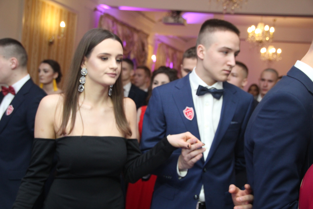 LO: Maturzyści bawią się na studniówce ZDJĘCIA