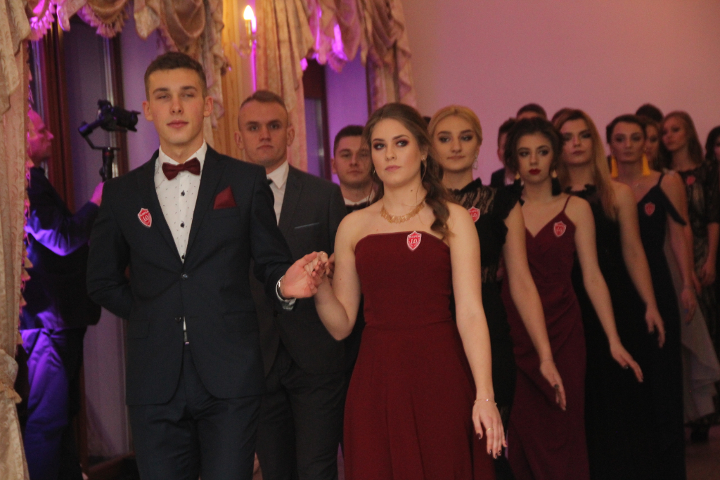 LO: Maturzyści bawią się na studniówce ZDJĘCIA