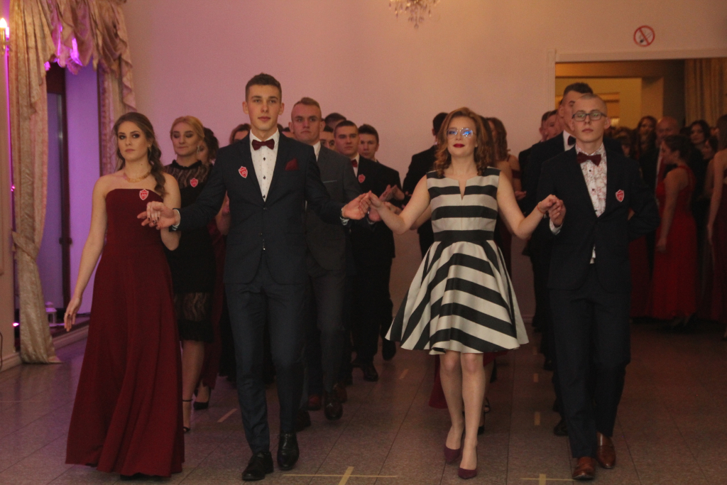 LO: Maturzyści bawią się na studniówce ZDJĘCIA