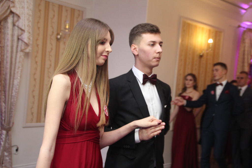 LO: Maturzyści bawią się na studniówce ZDJĘCIA