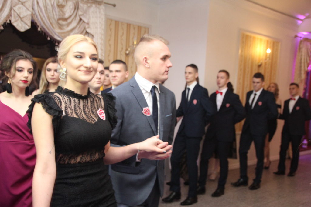 LO: Maturzyści bawią się na studniówce ZDJĘCIA