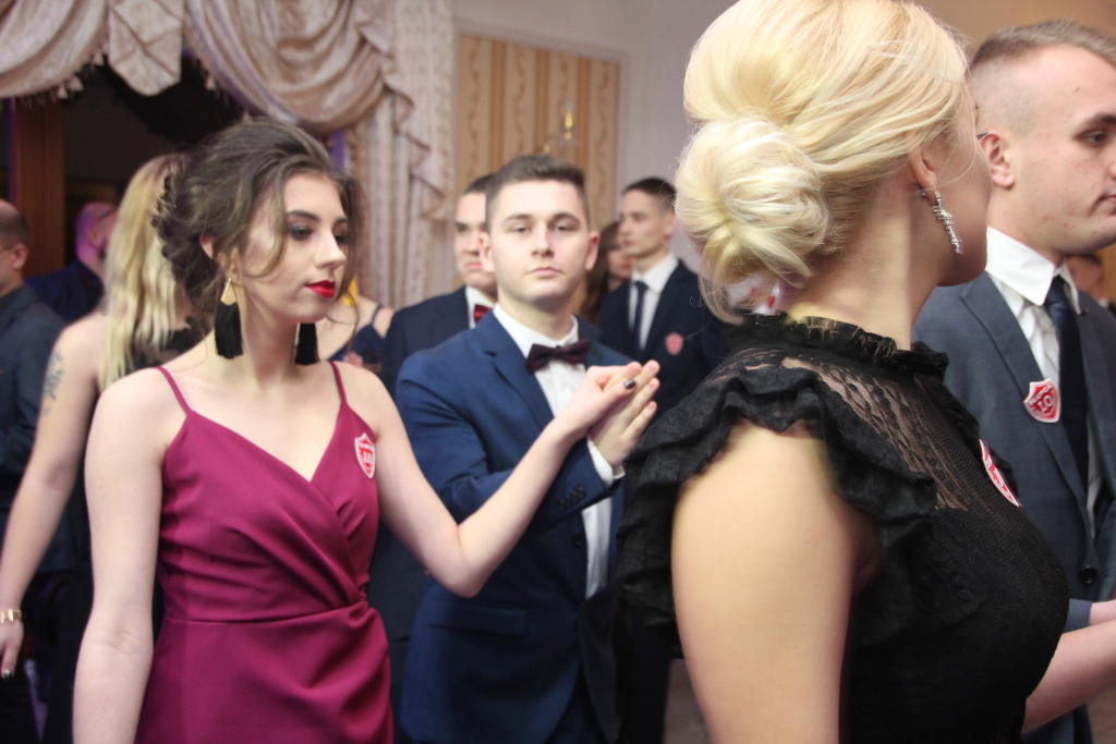 LO: Maturzyści bawią się na studniówce ZDJĘCIA