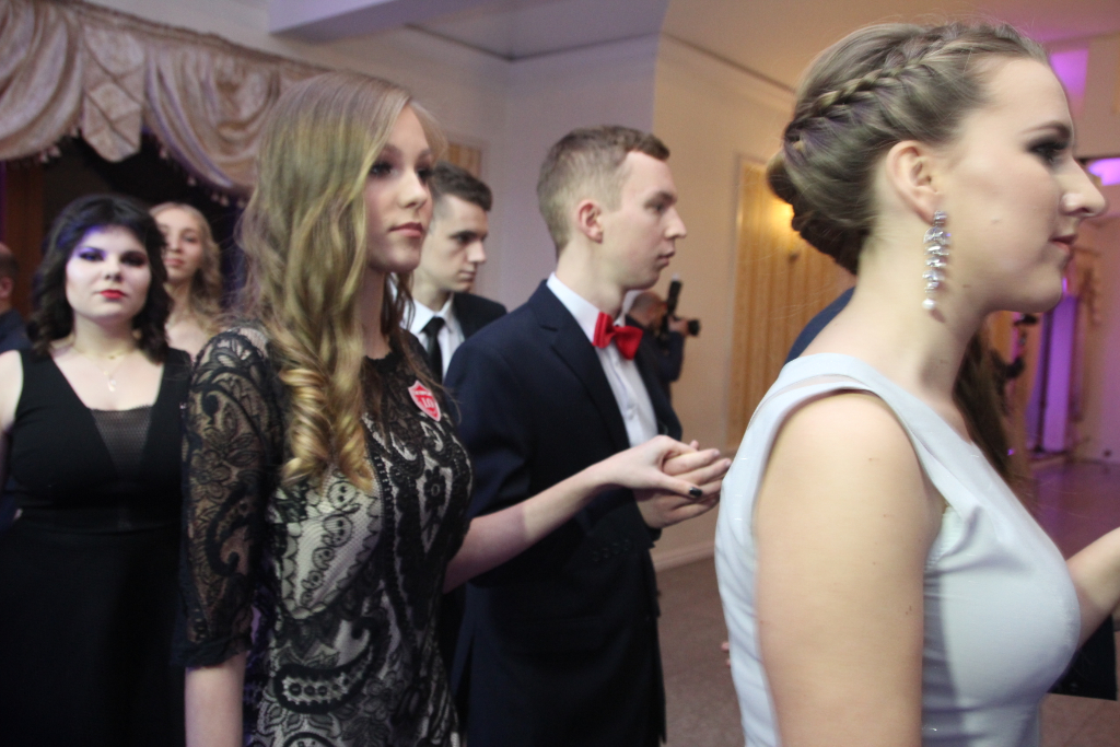 LO: Maturzyści bawią się na studniówce ZDJĘCIA