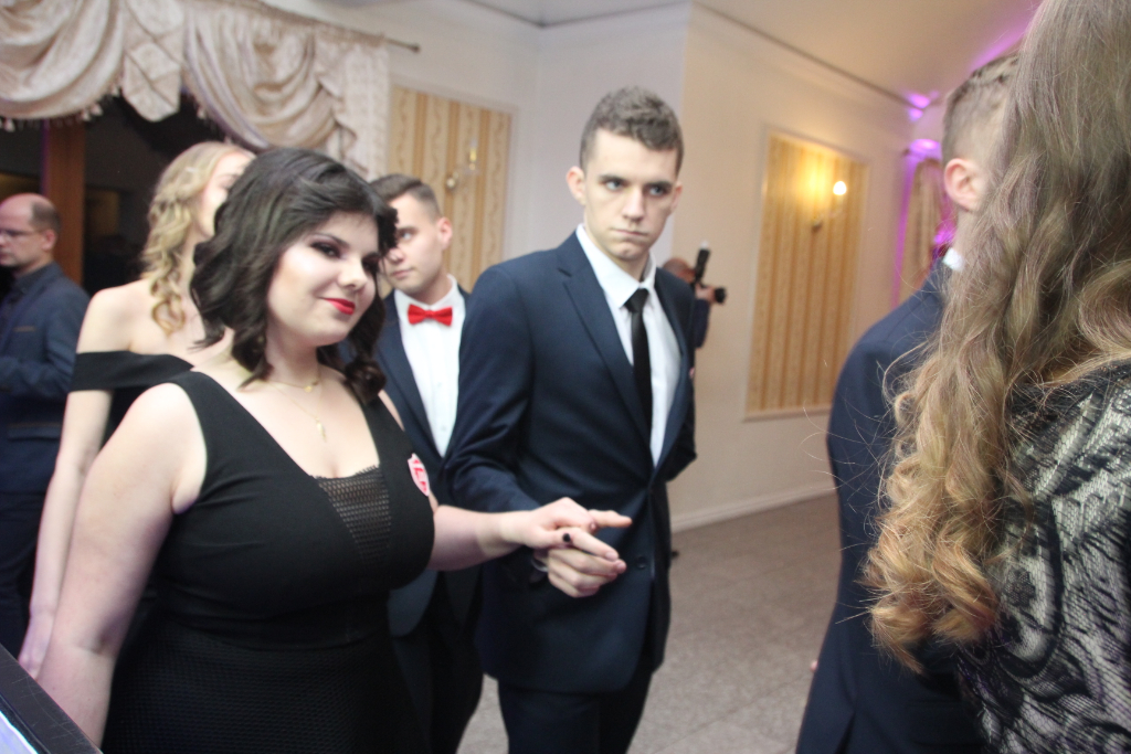 LO: Maturzyści bawią się na studniówce ZDJĘCIA