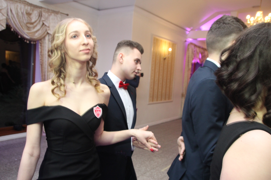 LO: Maturzyści bawią się na studniówce ZDJĘCIA