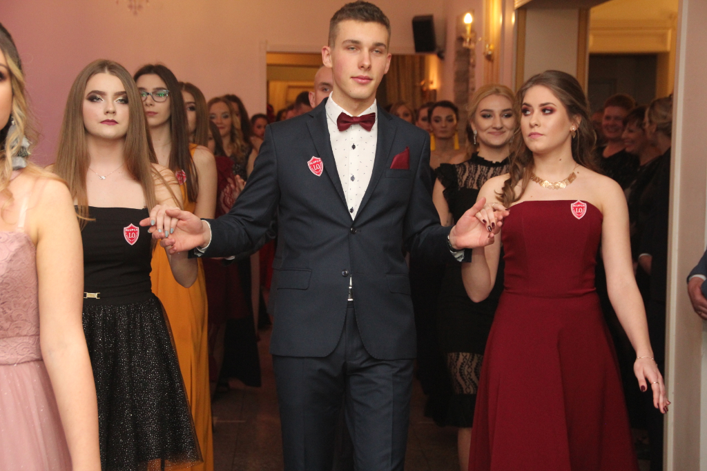 LO: Maturzyści bawią się na studniówce ZDJĘCIA