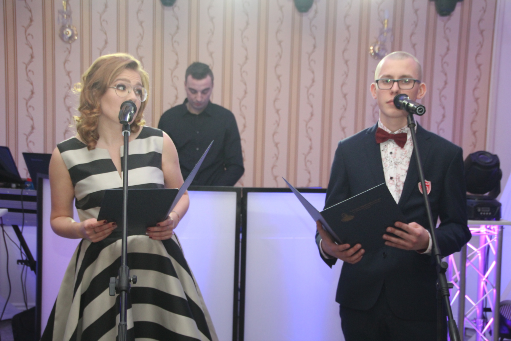 LO: Maturzyści bawią się na studniówce ZDJĘCIA