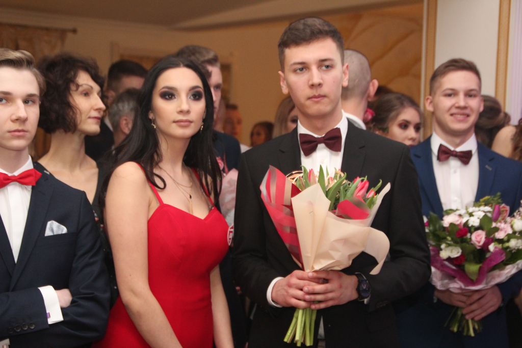 LO: Maturzyści bawią się na studniówce ZDJĘCIA