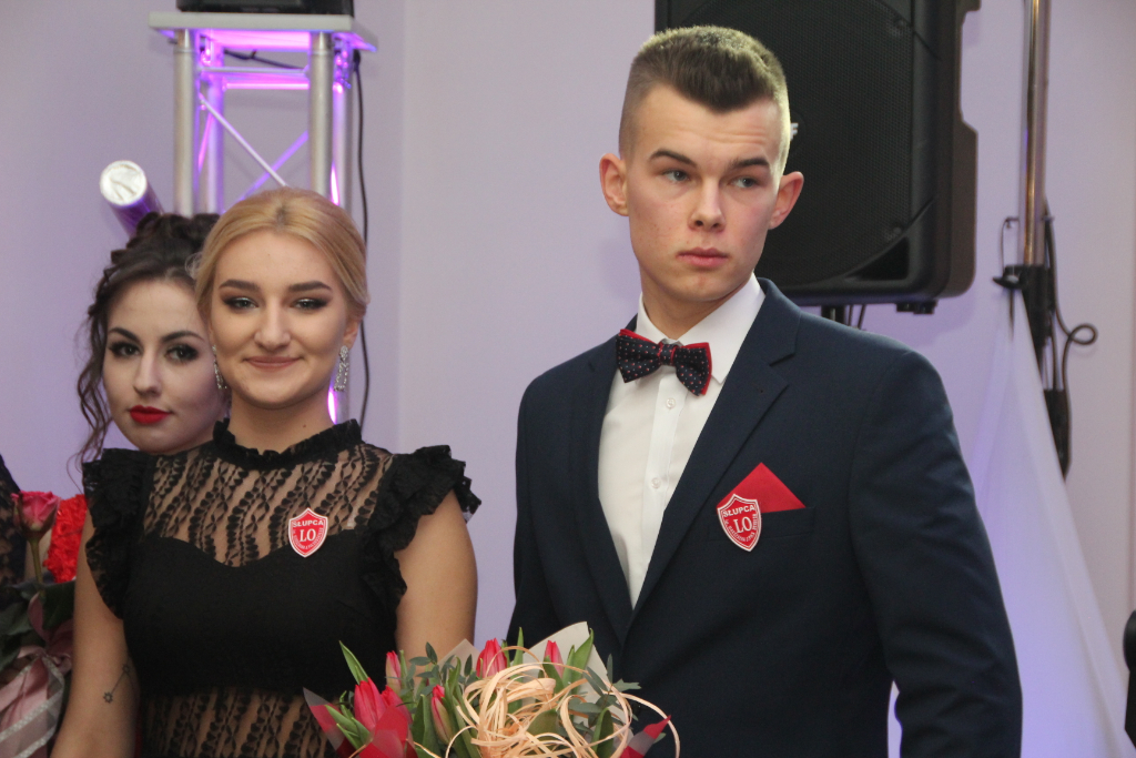 LO: Maturzyści bawią się na studniówce ZDJĘCIA