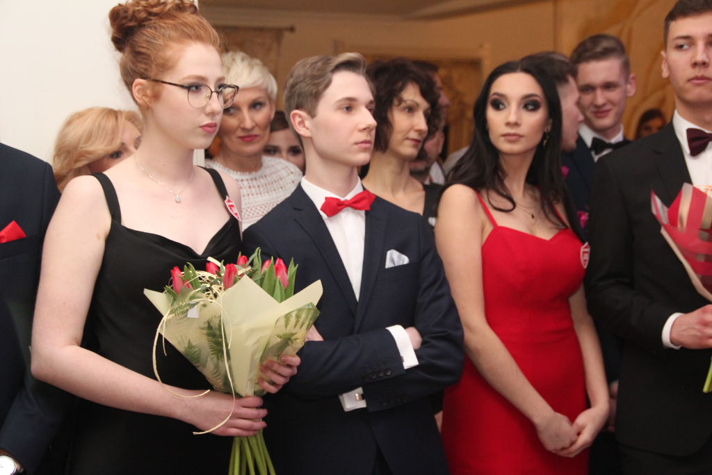 LO: Maturzyści bawią się na studniówce ZDJĘCIA