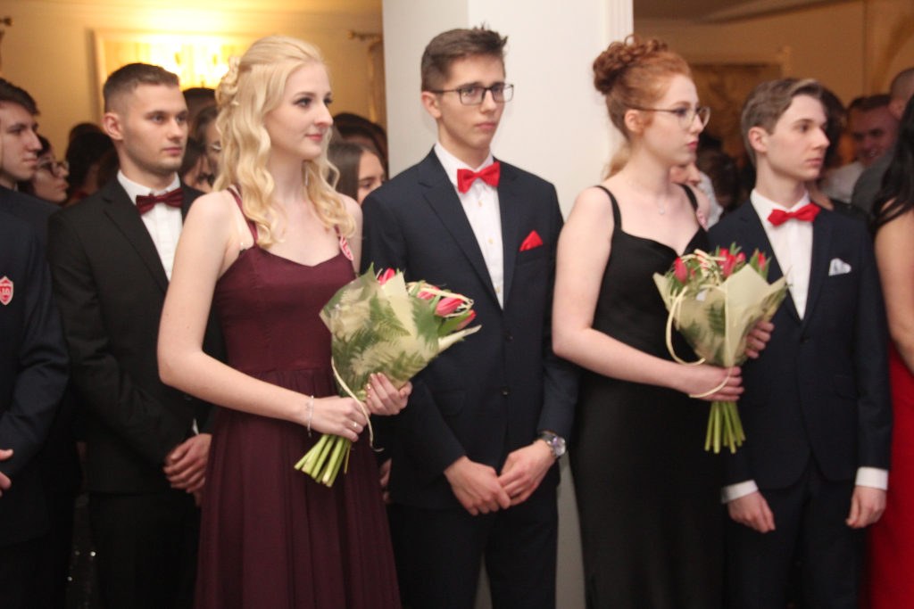 LO: Maturzyści bawią się na studniówce ZDJĘCIA