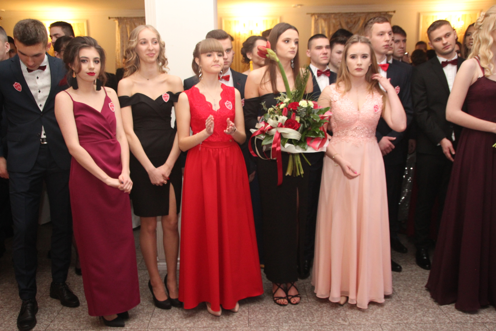 LO: Maturzyści bawią się na studniówce ZDJĘCIA