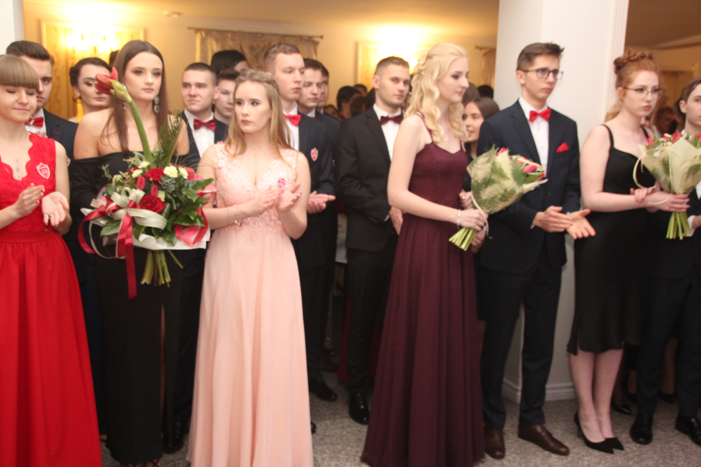 LO: Maturzyści bawią się na studniówce ZDJĘCIA