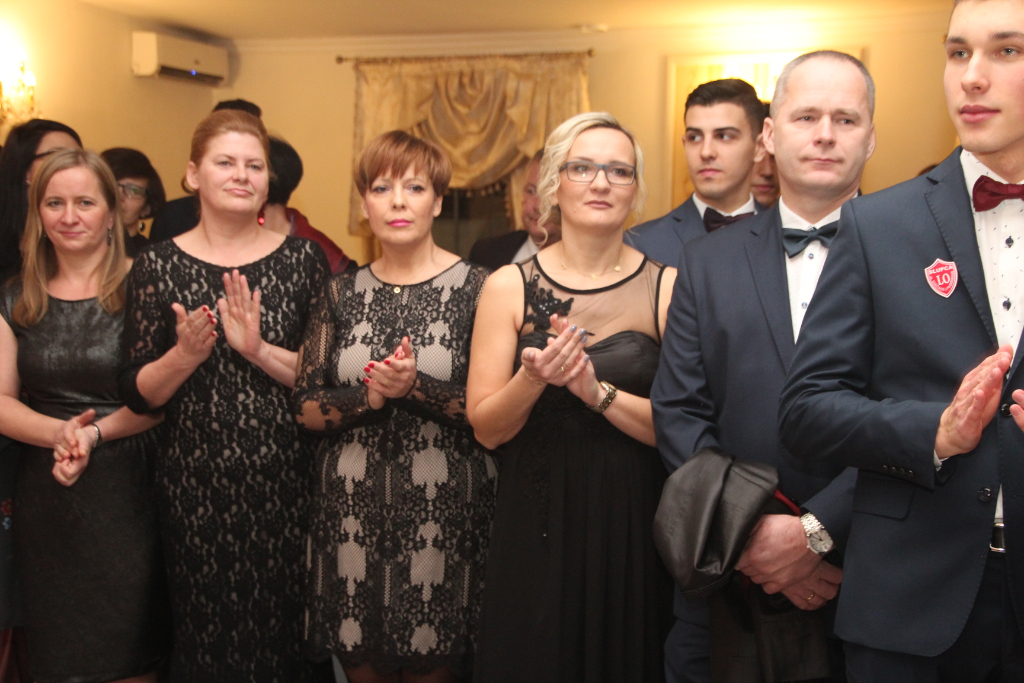 LO: Maturzyści bawią się na studniówce ZDJĘCIA