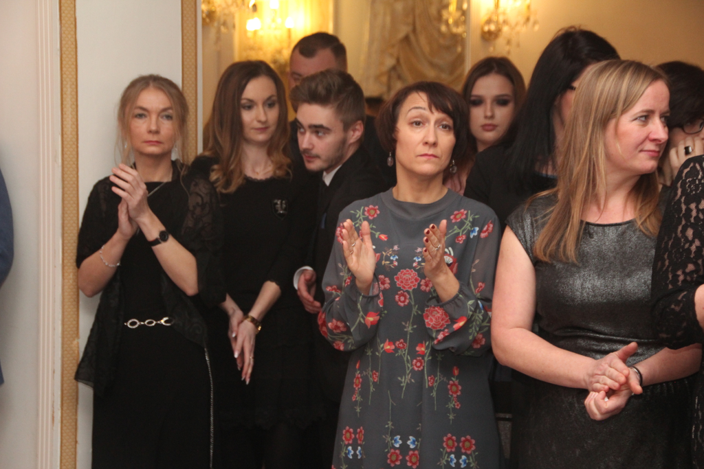 LO: Maturzyści bawią się na studniówce ZDJĘCIA