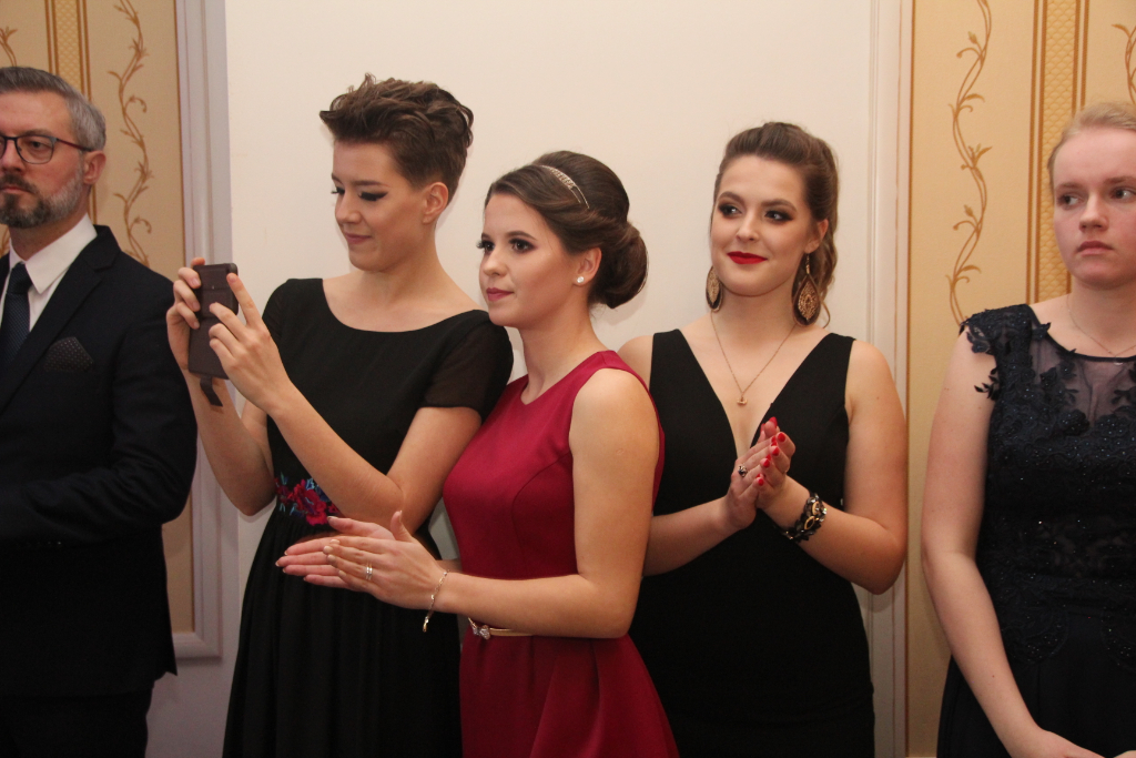 LO: Maturzyści bawią się na studniówce ZDJĘCIA