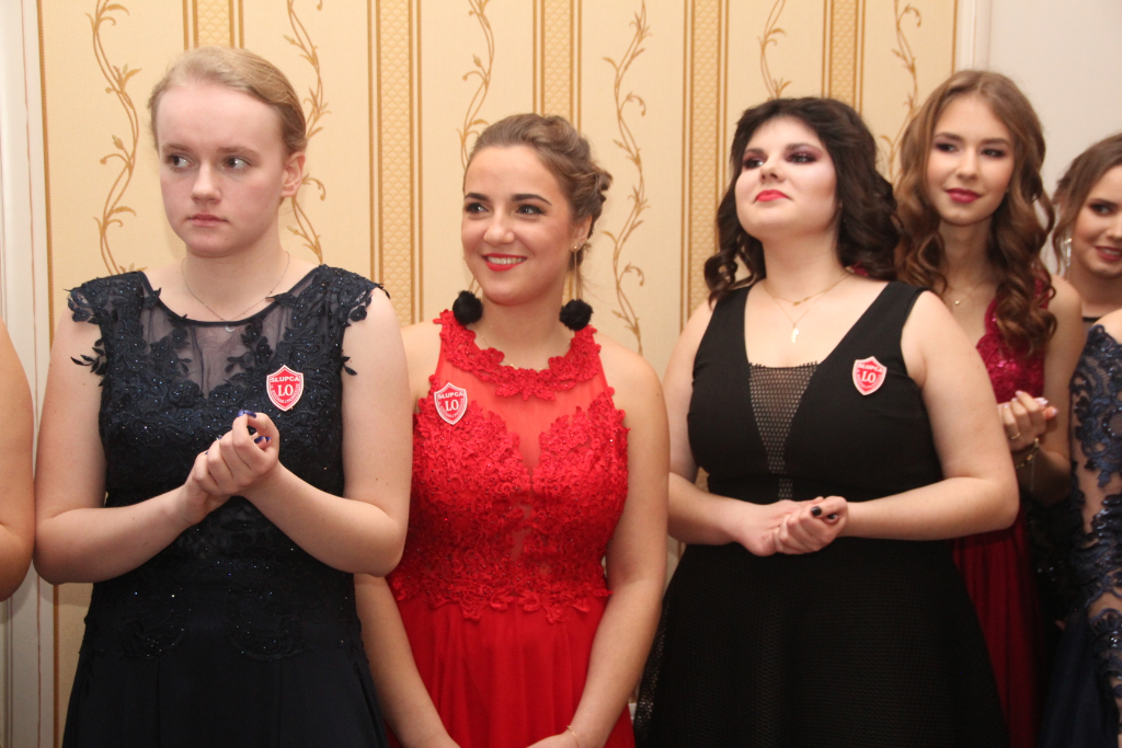 LO: Maturzyści bawią się na studniówce ZDJĘCIA