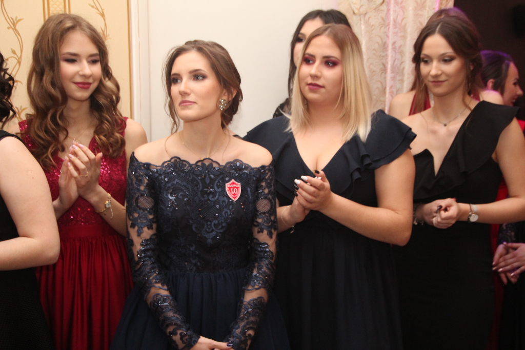 LO: Maturzyści bawią się na studniówce ZDJĘCIA