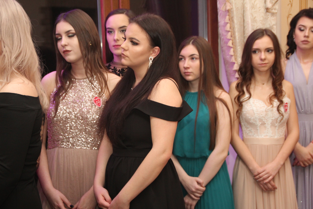 LO: Maturzyści bawią się na studniówce ZDJĘCIA