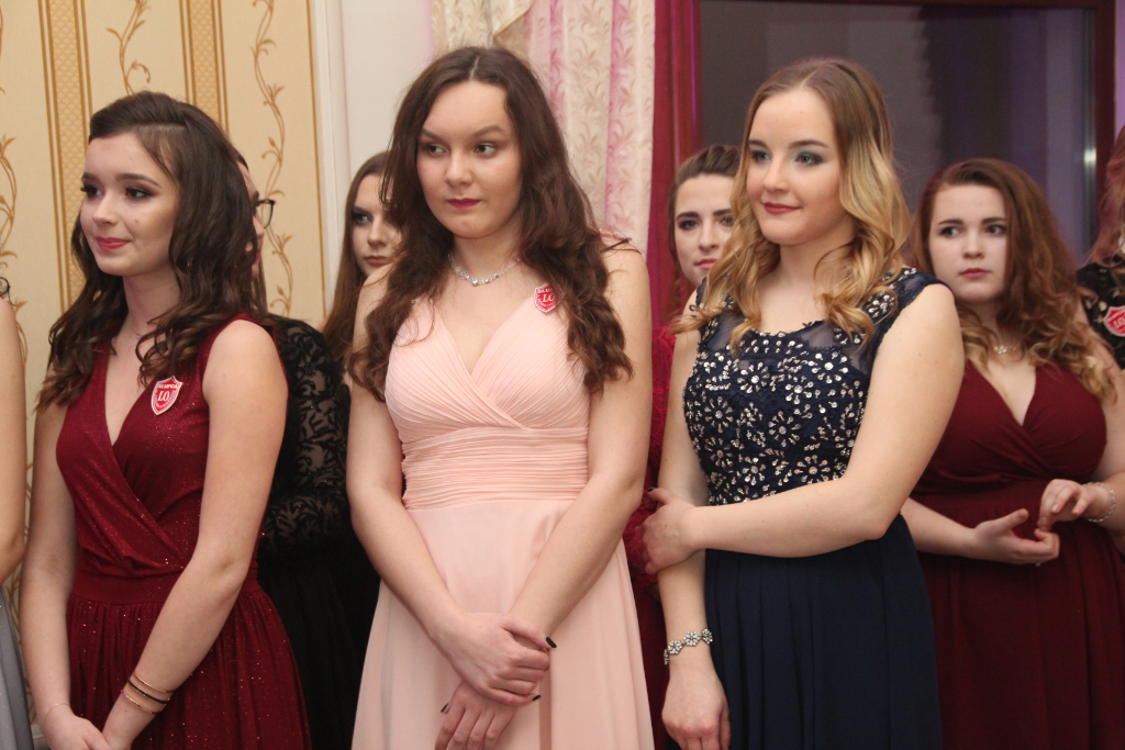 LO: Maturzyści bawią się na studniówce ZDJĘCIA