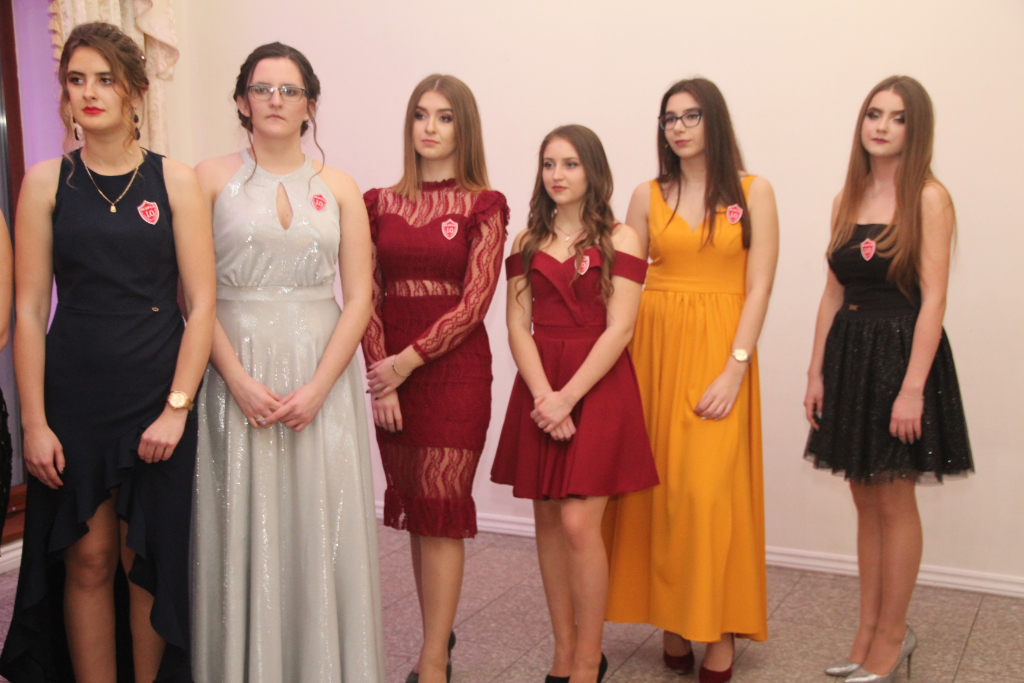 LO: Maturzyści bawią się na studniówce ZDJĘCIA