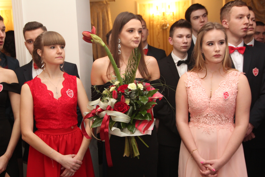 LO: Maturzyści bawią się na studniówce ZDJĘCIA