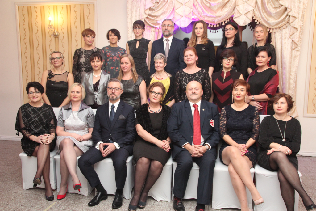 LO: Maturzyści bawią się na studniówce ZDJĘCIA