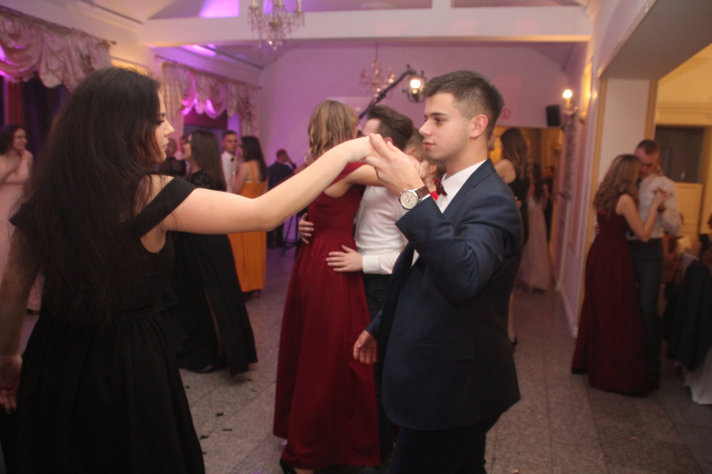 Studniówka LO: Tak się bawią maturzyści ZDJĘCIA