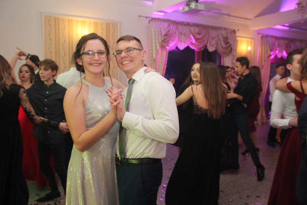 Studniówka LO: Tak się bawią maturzyści ZDJĘCIA