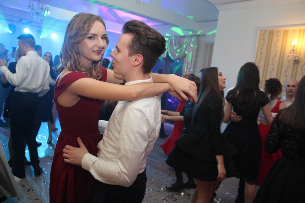 Studniówka LO: Tak się bawią maturzyści ZDJĘCIA