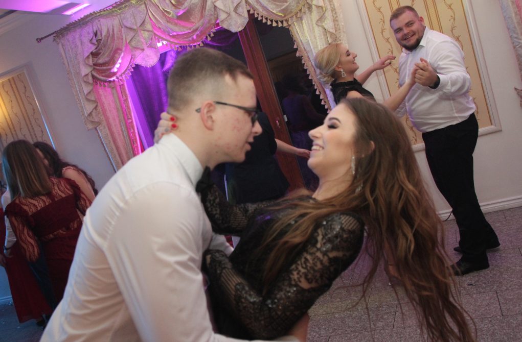 Studniówka LO: Tak się bawią maturzyści ZDJĘCIA