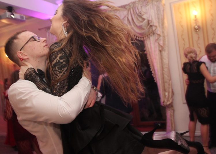 Studniówka LO: Tak się bawią maturzyści ZDJĘCIA