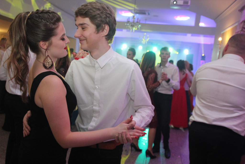 Studniówka LO: Tak się bawią maturzyści ZDJĘCIA