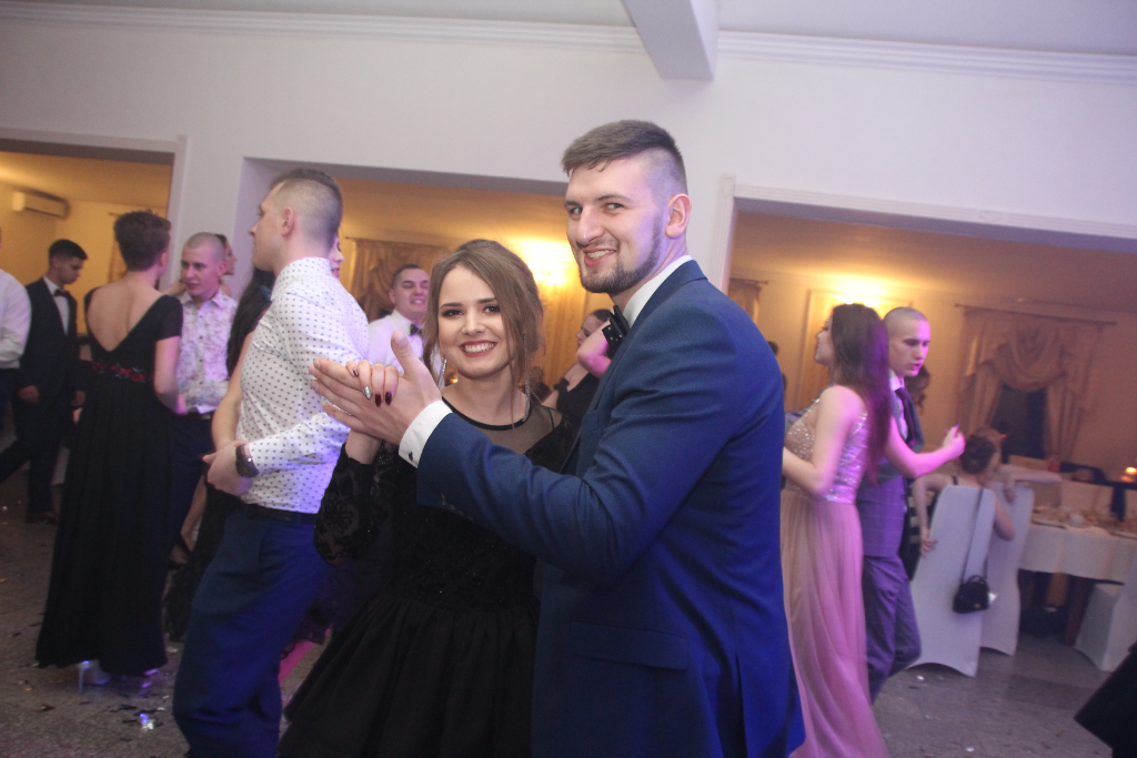 Studniówka LO: Tak się bawią maturzyści ZDJĘCIA