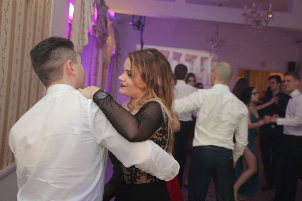 Studniówka LO: Tak się bawią maturzyści ZDJĘCIA