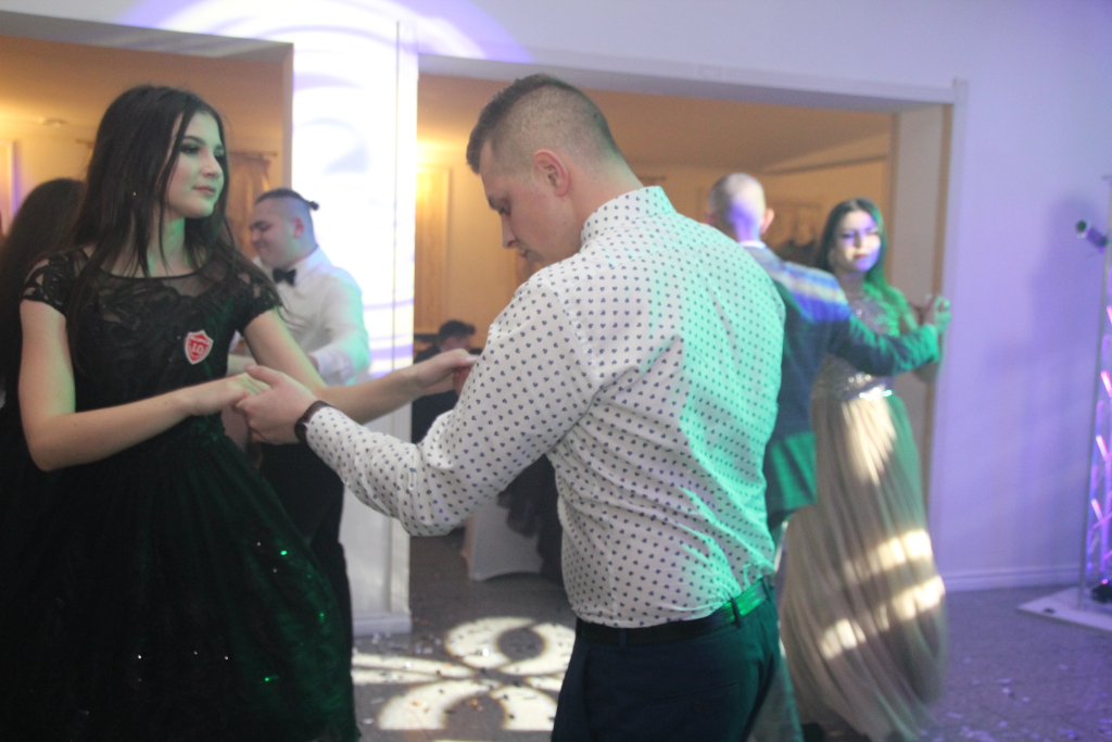 Studniówka LO: Tak się bawią maturzyści ZDJĘCIA