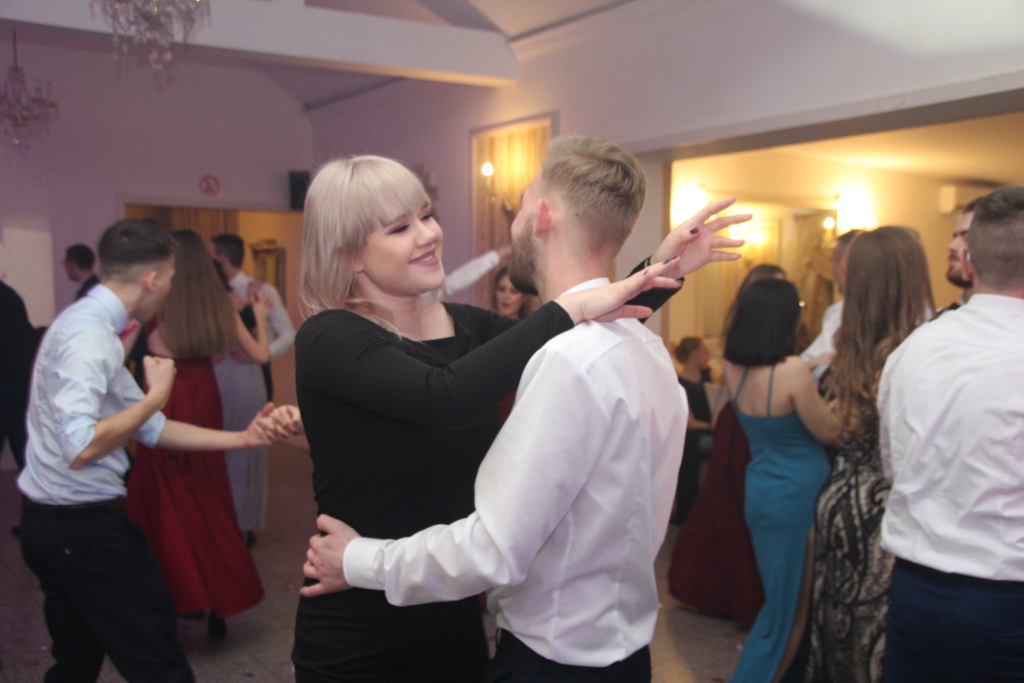 Studniówka LO: Tak się bawią maturzyści ZDJĘCIA